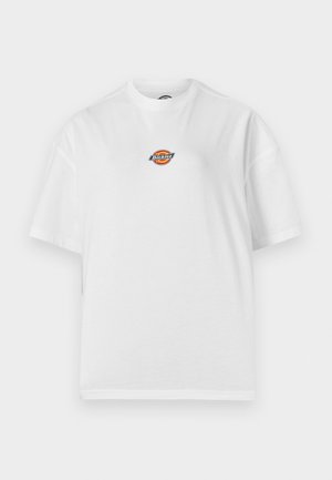 Hvid T-shirt med korte ærmer og rund hals, med en lille farverig Dickies-logo placeret midt på brystet mod en ensfarvet baggrund.