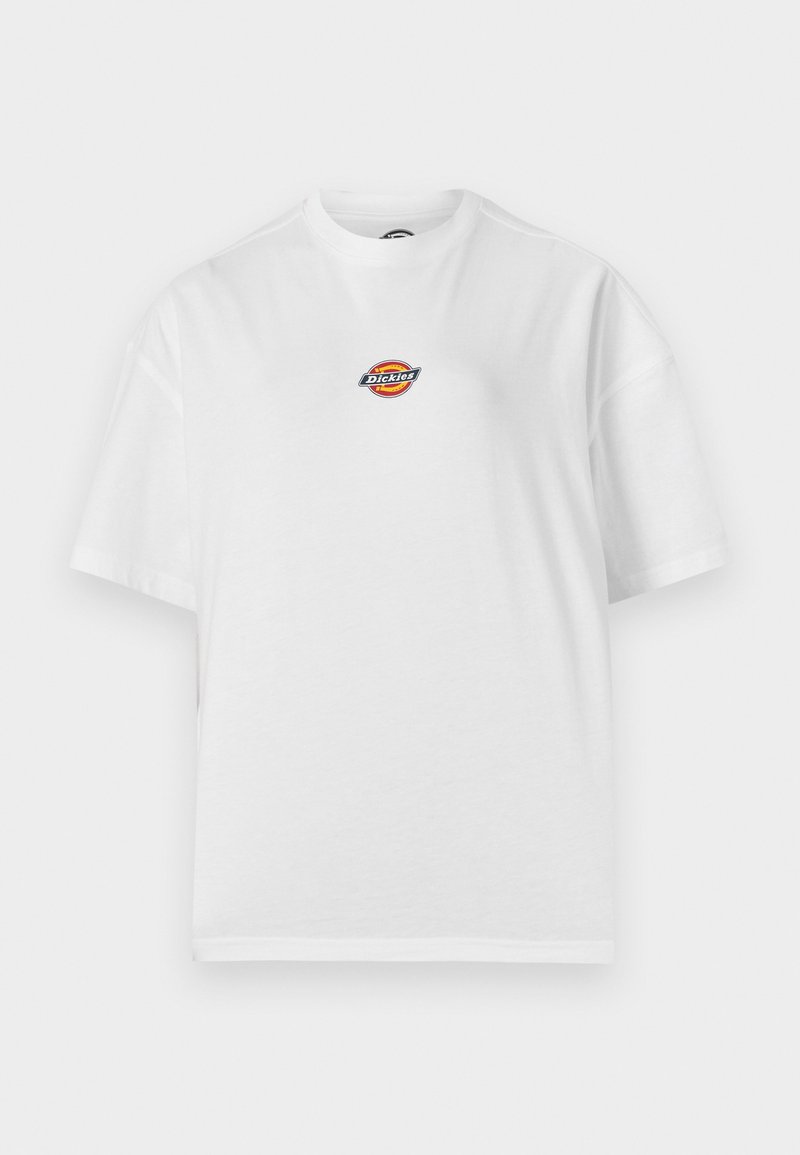 T-shirt bianca a maniche corte con scollo rotondo e piccolo logo Dickies colorato al centro del petto su sfondo semplice.