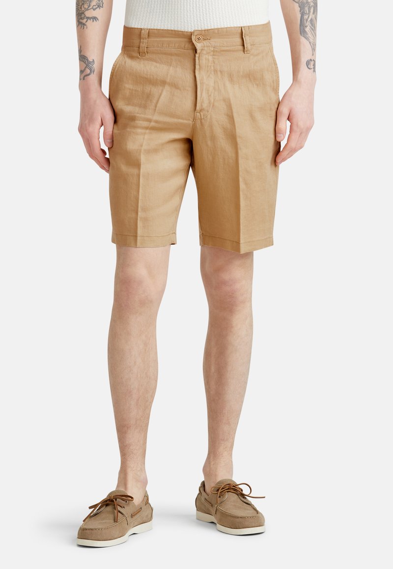 Pantaloni corti in lino color sabbia con fronte piatto, due tasche laterali e chiusura con un singolo bottone, caratterizzati da un taglio dritto e una vestibilità rilassata.