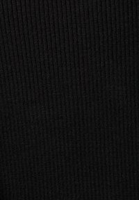 Schwarzer gerippter Stoff mit vertikalen Linien, der über eine weiche Textur und dehnbares Material verfügt, geeignet für Bekleidungsanwendungen.