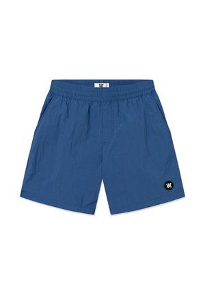 Blaue Badeshorts mit einem elastischen Bund, zwei seitlichen Taschen und einem kleinen schwarzen Logo-Patch auf der unteren rechten Seite. Glatte Textur.
