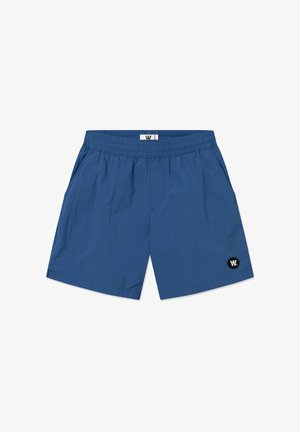 Blaue Badeshorts mit einem elastischen Bund, zwei seitlichen Taschen und einem kleinen schwarzen Logo-Patch auf der unteren rechten Seite. Glatte Textur.