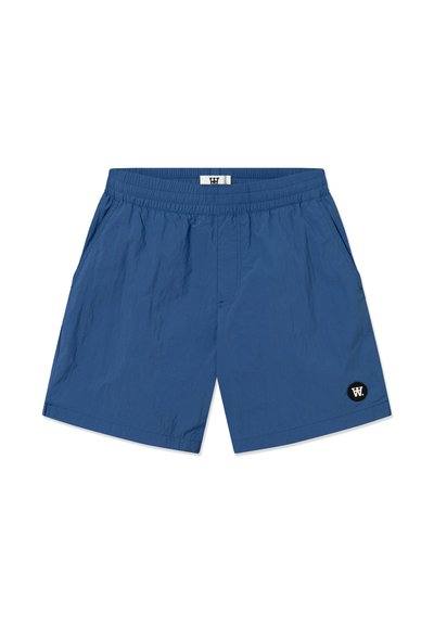 Blaue Badeshorts mit einem elastischen Bund, zwei seitlichen Taschen und einem kleinen schwarzen Logo-Patch auf der unteren rechten Seite. Glatte Textur.