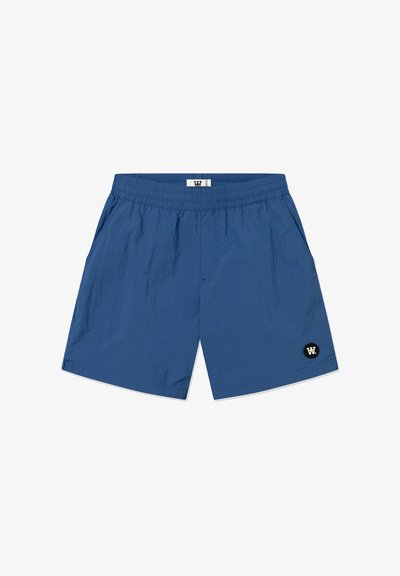 Blaue Badeshorts mit einem elastischen Bund, zwei seitlichen Taschen und einem kleinen schwarzen Logo-Patch auf der unteren rechten Seite. Glatte Textur.