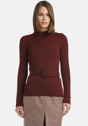 Bordeaux ribbeltrui met een hoge hals, lange mouwen en een getailleerd ontwerp. Heeft een contrasterende zwarte riem op de taille.