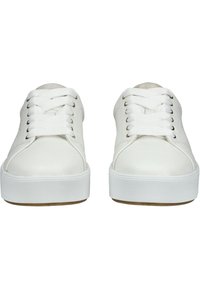 Białe skórzane sneakersy z okrągłym noskiem, płaskimi sznurowadłami i teksturowaną gumową podeszwą. Posiadają metalowe oczka i minimalne akcenty przeszyć.