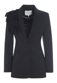 Svart blazer med strukturerade slag, enfingersknäppning och texturerad blommig applikation på vänster axel. Slät tyg, figursydd silhuett.