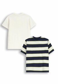 Dwa t-shirty z krótkim rękawem: jeden w solidnej bieli, drugi granatowy w białe paski z limonkowymi akcentami. Materiał bawełniany, fason z okrągłym dekoltem.