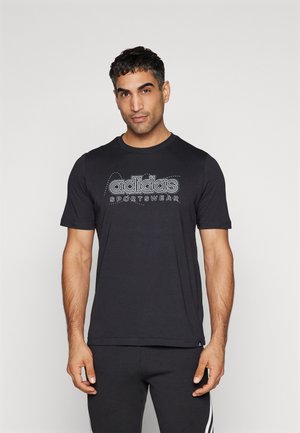Camiseta de algodón negra con un logo de contorno blanco que dice "adidas SPORTSWEAR". Corte estándar, cuello redondo, mangas cortas. Textura suave.