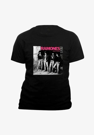 Maglietta nera con stampa grafica di quattro musicisti in bianco e nero e testo rosa che recita "RAMONES ROCKET TO RUSSIA."