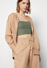 Nike Sportswear HOODIE - Majica s kapuljačom i patentnim zatvaračem - hemp/sail