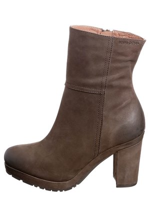 Højhælede støvletter - dark brown