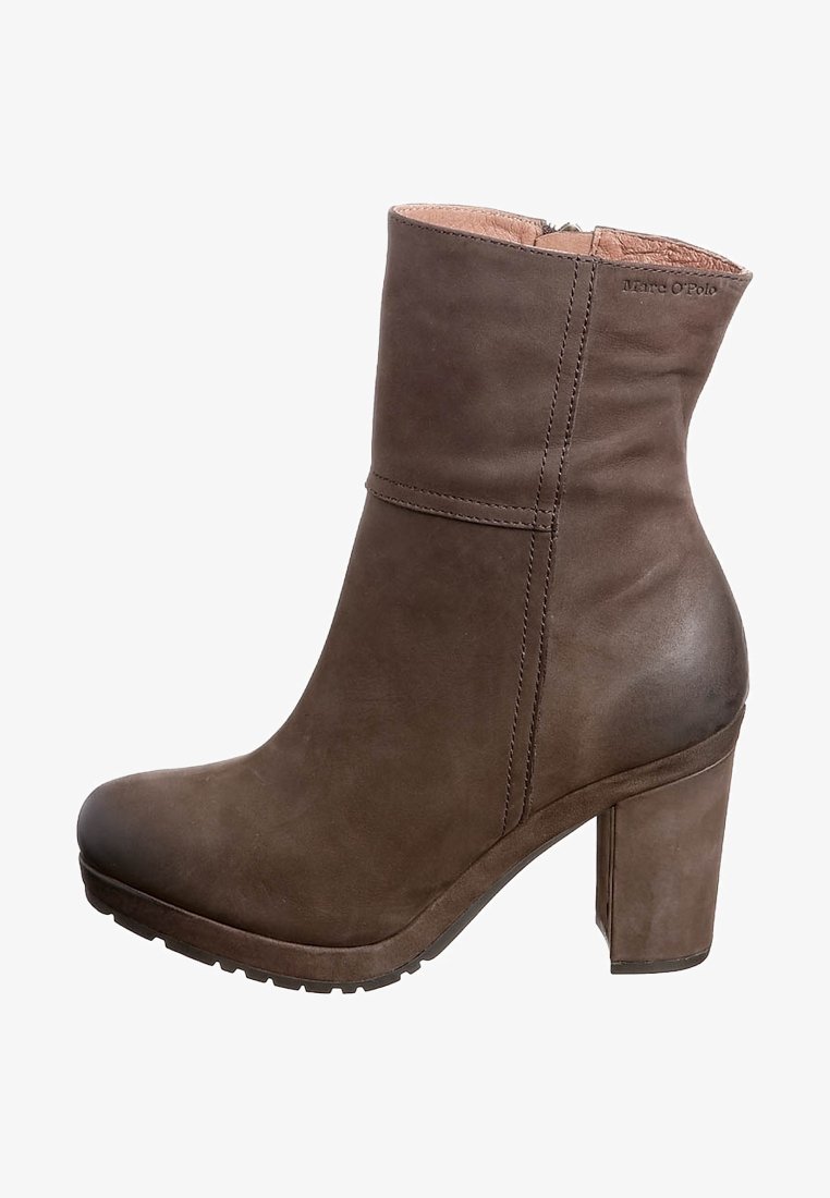 Braune Lederstiefelette mit Blockabsatz, abgerundeter Spitze und glatter Oberfläche. Mit tonalem Stickmuster und Reißverschluss an der Seite.