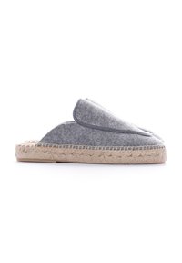 Pantofole grigie in feltro con apertura sul retro, dotate di suola in juta intrecciata e tomaia con dettagli cuciti lungo i bordi.