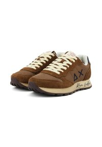 Brązowe sneakersy wykonane z połączenia zamszu i materiału siatkowego, z kremowymi sznurowadłami i ciemnoniebieskim akcentem. Na podeszwie znajduje się napis "Biegnij szybciej".