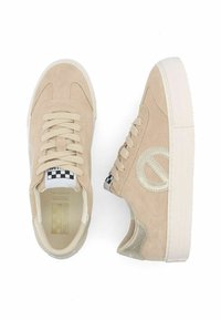 Sneaker in suede beige con accenti testurizzati, dotati di un logo rotondo, lacci beige, una fodera interna stampata e una suola spessa bianca.