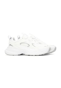 Zapatillas blancas con un diseño robusto, que cuentan con una parte superior de cuero suave, detalles en plata y una suela de goma texturizada. Incluyen cordones y tiradores.