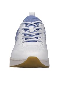 Bílé atletické boty s světle modrými textilními akcenty, strukturovanou špičkou, šněrováním a podrážkou z gumy.