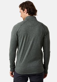 Pullover a maniche lunghe, textured in verde scuro con zip al collo. Presenta maniche a raglan e polsini aderenti, progettato per il massimo comfort.