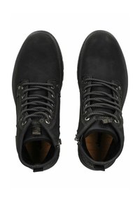 Botas de tobillo negras con parte superior de cuero texturizado, cordones grises en contraste y cremalleras laterales. El interior presenta un forro marrón y un logo.
