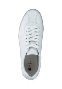 Basket en cuir blanc avec une texture lisse, bout arrondi, six œillets, lacets plats blancs et un col rembourré. L'intérieur présente un détail de logo.