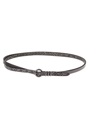 Ceinture en cuir noir avec de petites clous argentés le long de sa longueur et une boucle ronde argentée.