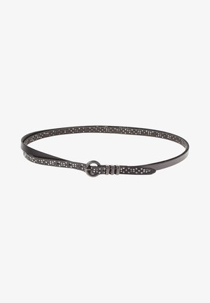 Ceinture en cuir noir avec de petites clous argentés le long de sa longueur et une boucle ronde argentée.