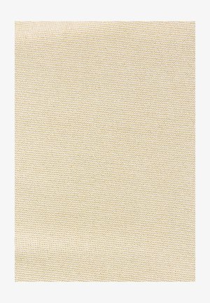 Close-up van beige gebreide stof met een consistent gestructureerd patroon en fijne garenweefsel.