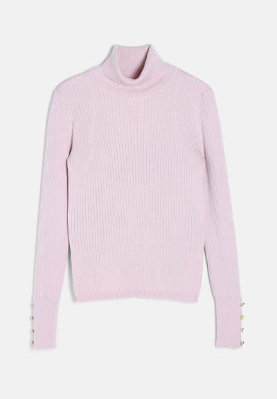 Pull à col roulé côtelé rose clair avec manches longues et petits boutons dorés aux poignets, posé à plat sur un fond blanc.
