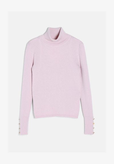 Pull à col roulé côtelé rose clair avec manches longues et petits boutons dorés aux poignets, posé à plat sur un fond blanc.