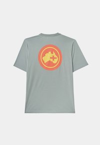 Camiseta de algodón gris con un gráfico circular y multicolor de Australia con una cruz roja en el centro, mostrada por la parte de atrás.