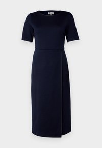 Tengerészkék ruha kerek nyakkivágással, rövid ujjakkal és karcsú szabással. Oldalsó hasítékkal és kontrasztos díszítéssel a varráson.