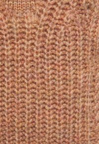 Tissu tricoté dans des tons chauds rose et orange. Présente un motif côtelé texturé avec une apparence douce et duveteuse.