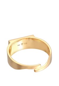 Guldfarvet manchetarmbånd med en glat, poleret overflade, der har en geometrisk form og en lille udskæring som accent. Mærket med "Ag 925."