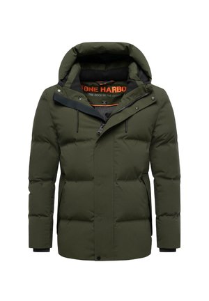 Olijfgroene pufferjack met een afneembare capuchon, ritsluiting, voorkeurszakken en zwarte accenten op de manchetten, met een oranje logo aan de binnenkant.
