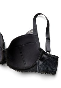 Sort blonde-bh med justerbar skulderstrop, bøjle og lukning med hægte og øje på hvid baggrund.