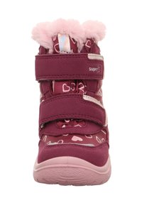 Bordové dětské boty s růžovým kožíškem, zdobené vzory srdcí a dvojitými suchými zipy. Texturovaná gumová podešev pro lepší přilnavost.