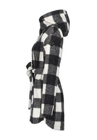 Černo-bíle kostkovaný károvaný plášť s kapucí, vyrobený z měkké, chlupaté tkaniny, s páskem v pase a zaobleným lemem pro uvolněný střih.