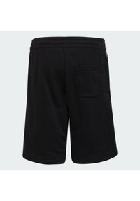 Pantaloni shorts neri realizzati in un tessuto morbido, con un elastico in vita, una tasca sul retro e dettagli laterali. Texture liscia e design a lunghezza ginocchio.