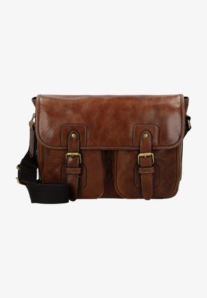 Sac messager en cuir marron avec un rabat, deux poches avant et des accents en laiton. Comprend une bandoulière ajustable pour plus de commodité.