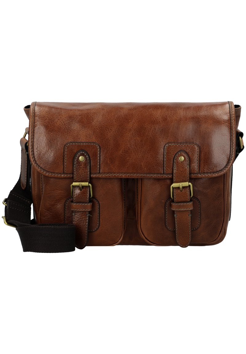 Sac messager en cuir marron avec un rabat, deux poches avant et des accents en laiton. Comprend une bandoulière ajustable pour plus de commodité.
