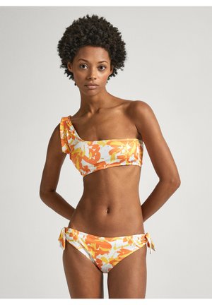 Bikini med en axel i orange och vitt med abstrakt blommönster; inkluderar sidband på botten och texturerade tygdetaljer.