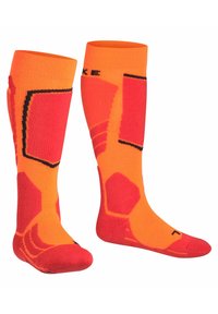 Knielange sokken in feloranje en rood, met geometrische patronen en zwarte accenten. Gemaakt van gestructureerd breimateriaal.