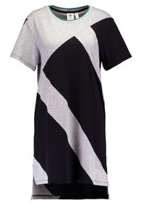 Kortärmad Adidas-klänning med svarta och grå geometriska diagonala färgblock och en rund halsringning med gröna detaljer.