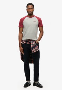 Superdry & Co ESSENTIAL czerwony