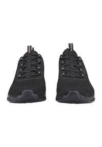 Chaussures de sport noires avec une tige en tricot respirant, des lacets contrastants et des semelles en caoutchouc texturé. Comprend une languette au talon.