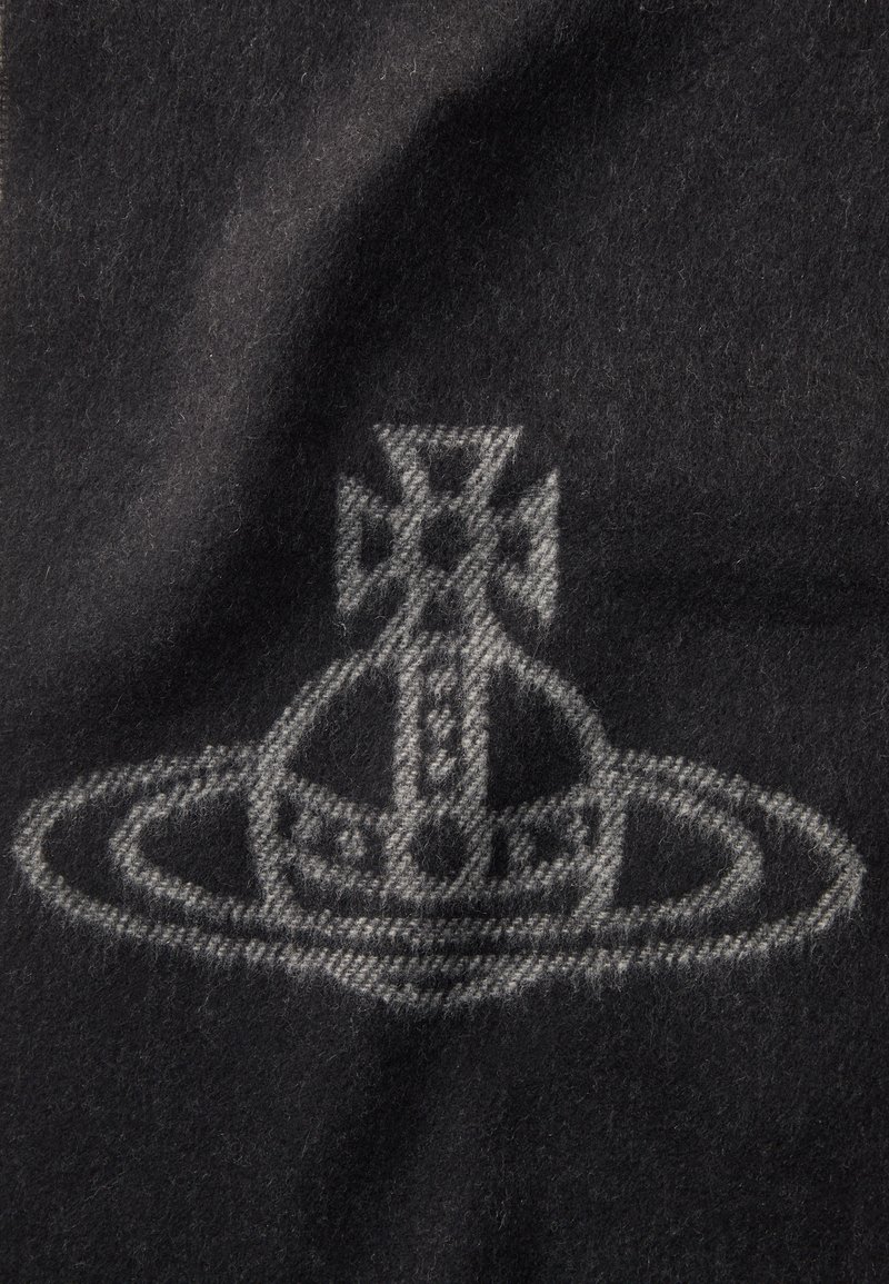 Schwarzer Stoff mit einem subtilen, strukturierten grauen Design einer Krone, die von einem Ring umgeben ist, betont die filigranen Details und das Muster.