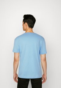 Lacoste Paprasti marškinėliai - light blue