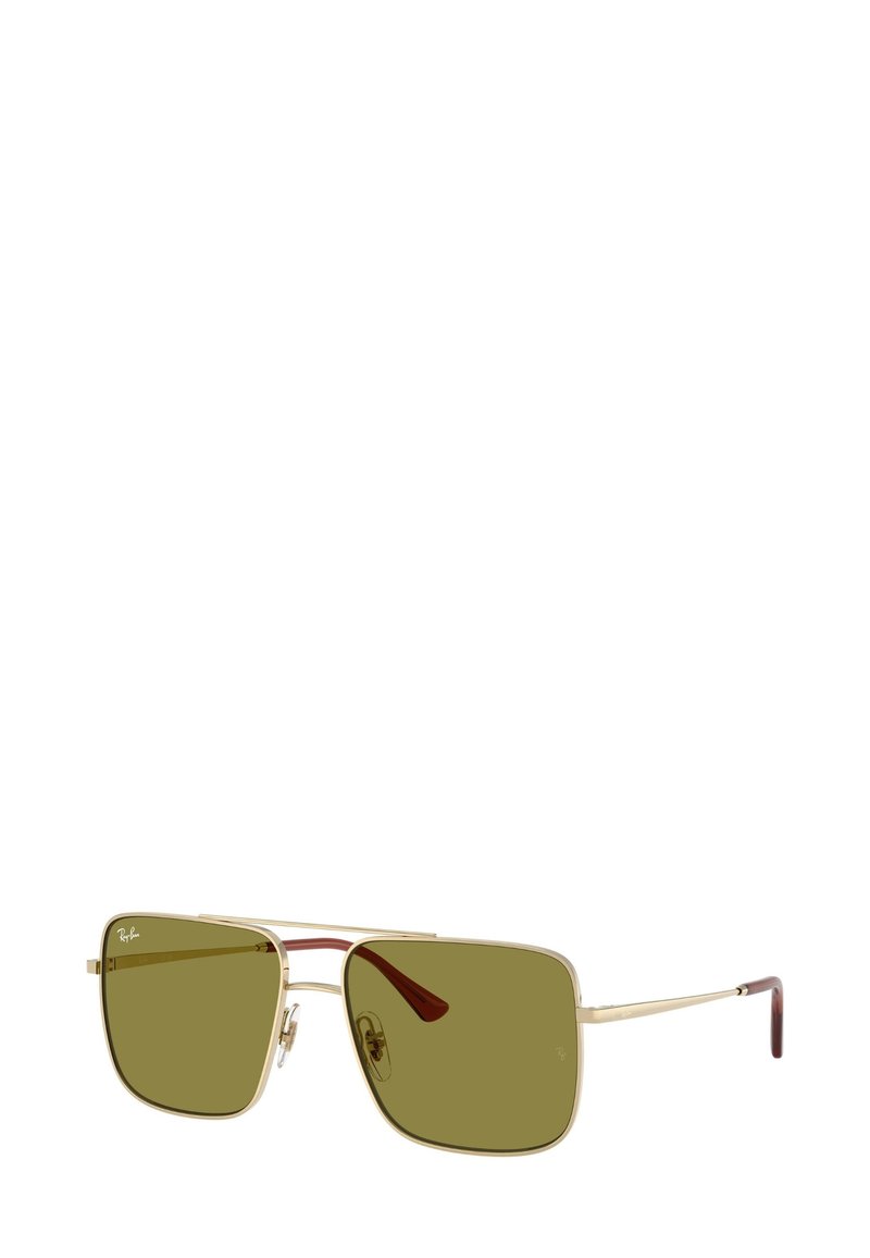 Occhiali da sole Ray-Ban con montatura in metallo dorato, lenti quadrate verde oliva e terminali delle aste marroni. Caratterizzati da un design a doppio ponte e dettaglio con logo.