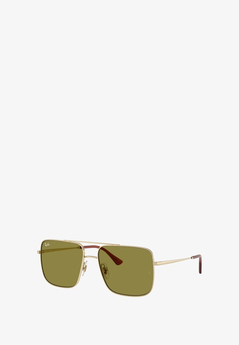 Occhiali da sole Ray-Ban con montatura in metallo dorato, lenti quadrate verde oliva e terminali delle aste marroni. Caratterizzati da un design a doppio ponte e dettaglio con logo.